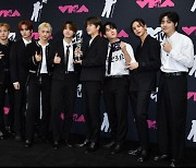 블핑 2관왕·스키즈·투바투·정국 수상… MTV VMA 속 빛난 K팝[종합]