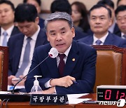 법사위 질의에 답변하는 이종섭 국방장관