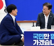 문재인, 이재명에 "엄중 상황 대처하려면 단식 중단하고 건강 회복해야"