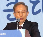 이명박 전 대통령 “오지 여행하고 왔다”…사죄·성찰 대신 농담