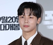 [포토] 강민혁, 손가락 하트 받으세요