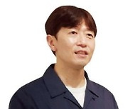 "나 스스로 단단해지면서 얼굴 가린 갑옷을 벗었다"