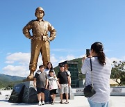 백선엽·이승만·트루먼 동상…“다부동에 관람객 몰린다”