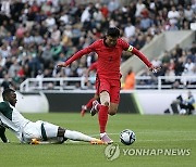 '이게 페널티가 아니라고?' 사우디 알탐박티, 손흥민에 노골적인 반칙 했지만 EPL 주심 VAR도 없이 그냥 넘어가