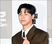 [MD포토] 강민혁, '심쿵 미니하트'