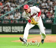 "김광현이니까 가능한 수비"…1, 3루 위기에서 나온 '미친 호수비'에 사령탑도 극찬 [MD잠실]