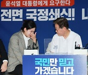 진중권 “이재명 찾아가 눈물 보인 박지현 괴기해…공천받으려고”