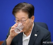 물 마시는 이재명 대표