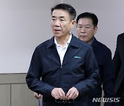 교섭장 들어서는 한문희 코레일 사장