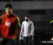 검찰 '프로축구 뒷돈' 의혹 최태욱 등 10명 기소…연맹 "업무 배제"(종합)