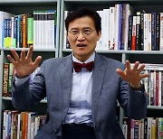 김명주 인공지능윤리정책포럼 위원장 “AI시대 정보 유출은 차원 달라… 정보 모아 재구성·추론 등 가능” [심층기획-AI 앞에 선 민주주의]