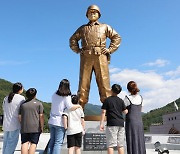 ‘백선엽 동상’ 다부동전적기념관 방문 급증