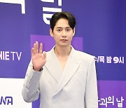 [ST포토] 박성훈 '매력적인 손인사'