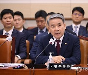 질의에 답하는 이종섭 장관