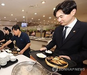 매주 수요일은 '수산물데이', 생선구이 배식 받는 박성훈 해수부 차관