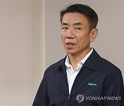 교섭장 들어서는 코레일 한문희 사장