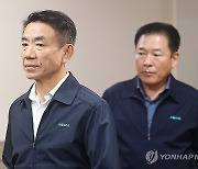 교섭장 들어서는 코레일 한문희 사장