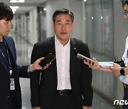 취재진 질문에 답하는 신원식 후보자