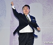 '어퍼컷' 세리머니하는 윤석열 대통령