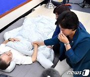 이재명, 오염수 반대 단식 지역위원장 이송에 "결기 고스란히 안겠다"