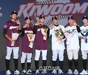 [포토]2024 KBO 신인 드래프트, 함께 키움 히어로즈 세리머니!