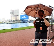 [포토] 그라운드 살피는 김시진 감독관