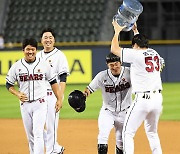 [포토] 두산 허경민-양석환 '야구는 9회말 2사부터'