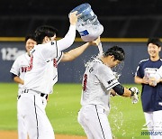 [포토] 두산 허경민-양석환 '특별한 끝내기 물세례'