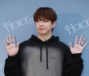 [포토] 강다니엘, 귀여운 손인사