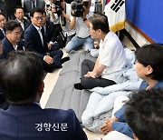 “탄핵! 탄핵!” 강성 지지층에 끌려다니는 민주당 지도부