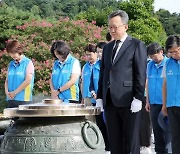 신한은행, 국군의날 앞두고 현충원 환경정비 나서 外 국민·농협은행 [쿡경제]