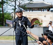 '자전거 출근' 유인촌… "주어진 시간동안 완전히 바꾸고 고칠 것"