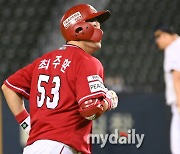 [MD포토] 최주환 '두산 홍건희 상대로 솔로포 쾅!'