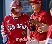 [MD포토] 선취점 최지훈 '출발이 좋다'