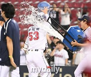 [MD포토] 끝내기 안타 허경민 '화끈한 물세례'