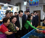 윤 대통령 부부 '민락어민활어직판장 상인들과 함께'