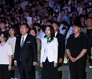 尹 대통령 내외, 부산 민락어직판장 방문해 수산물 구매