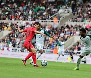 초호화 사우디 프로축구 리그의 그늘…정작 자국 선수들 설 자리 없다