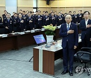 국기에 경례하는 추경호 부총리