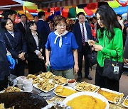 부산 기장시장서 튀김 맛보는 김건희 여사