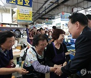 수산시장 상인들 격려하는 윤석열 대통령