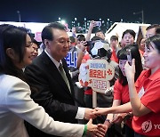 청년정책라운지 참가자들 만난 윤석열 대통령 내외