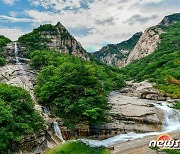 북한 금강산의 비룡폭포…"조선의 명산이자 세계적 명산"