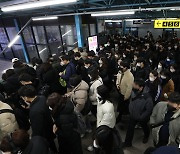 '만원 지하철서 우왕좌왕' 4호선 출근 직장인들 지각 '속출'(종합)