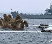 '연막탄을 터뜨리며 적진으로'