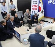 단식16일 차 이재명 대표 찾은 종교·시민단체 원로들