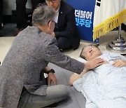 李대표 단식 현장 찾은 조응천 의원