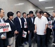 민주당 지원 농성 사이로 이동하는 이재명 대표