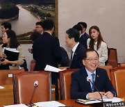 국회 농해수위 해수부 단독질의…조승환 장관 '머쓱한 미소'