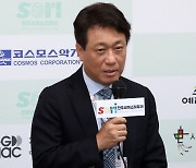 답변하는 이왕준 위원장